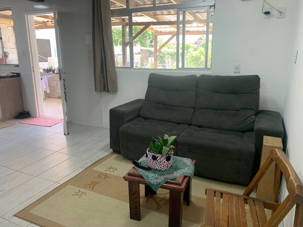 Casa premium, acesso à piscina, vista para a praia | Área de estar | Smart TV 50 polegadas com canais a cabo, TV, Netflix