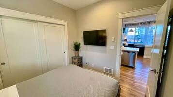 2 bedrooms, desk, iron/ironing board, travel cot