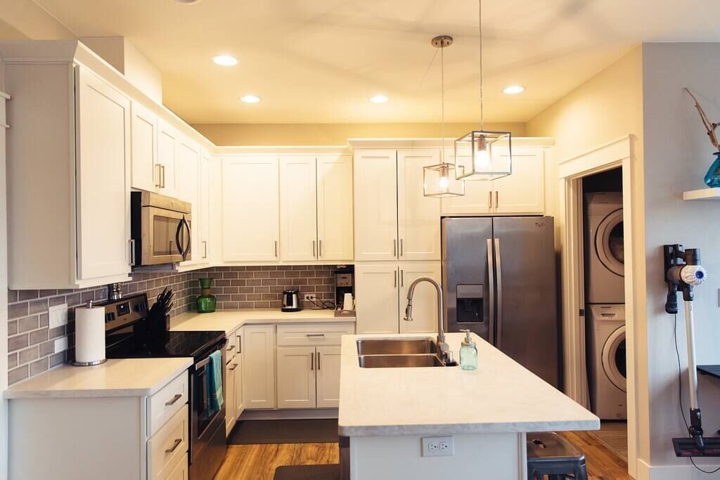 Frigorífic, microones, forn i placa de cuina 