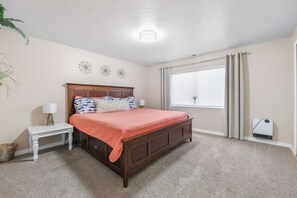 3 soverom, skrivebord, strykejern/-brett og barnesenger