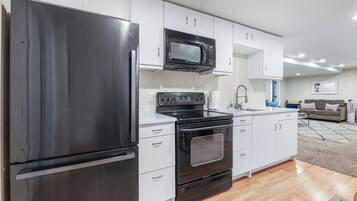 Réfrigérateur, micro-ondes, four, plaque de cuisson