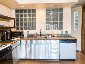 Kylskåp, mikrovågsugn, ugn och spishäll