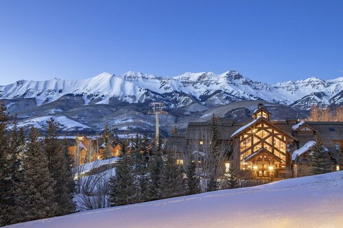 Skiin and out Beautiful Mtn Lodge - Affordable too