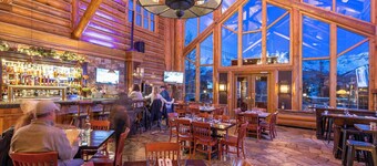 Skiin and out Beautiful Mtn Lodge - Affordable too