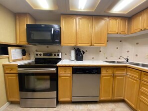 Fridge, microwave, oven, stovetop - Fantastic Condo 100yds from grocery;river and lift (Telluride)