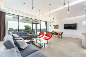 TV - Luxury Villa Borealis with Pool (Ližnjan)