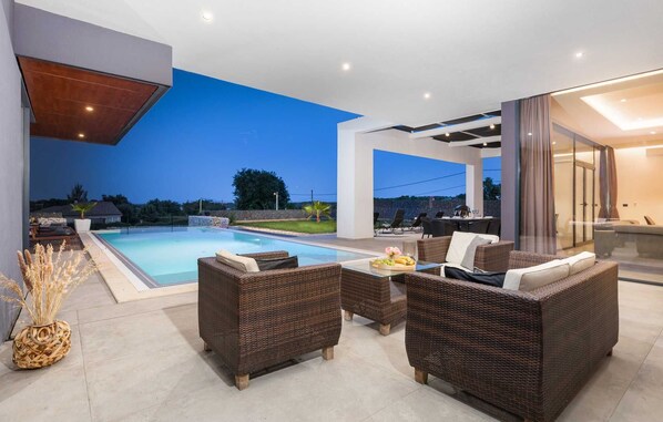 حمّام سباحة مُدفَّأ