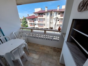 Apartamento panorâmico, sacada, vista parcial para o mar | Varanda coberta