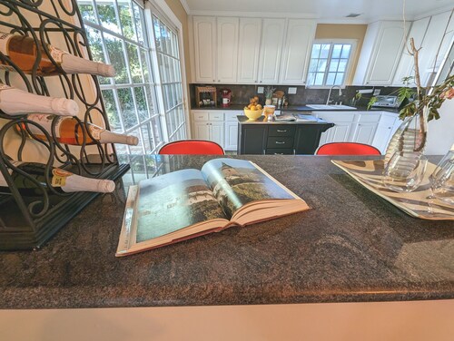 4 Bedroom Encino Home, Amazing Yard, Near Freeways and Attractions