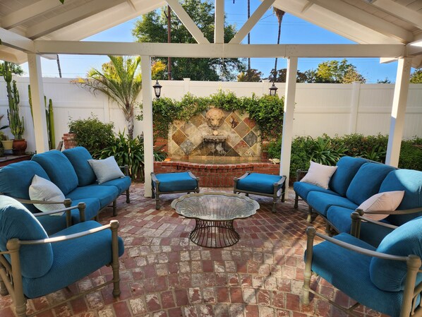 Terrace/patio - 4 Bedroom Encino Home, Amazing Yard, Near Freeways and Attractions (Los Angeles)