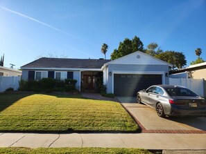 Exterior - 4 Bedroom Encino Home, Amazing Yard, Near Freeways and Attractions (Los Angeles)