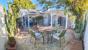 Outdoor dining - 4 Bedroom Encino Home, Amazing Yard, Near Freeways and Attractions (Los Angeles)