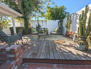Outdoor dining - 4 Bedroom Encino Home, Amazing Yard, Near Freeways and Attractions (Los Angeles)