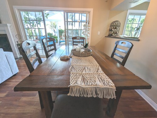 4 Bedroom Encino Home, Amazing Yard, Near Freeways and Attractions