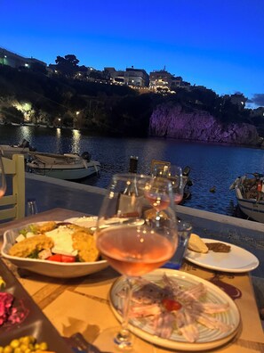 تناول الطعام بالخارج