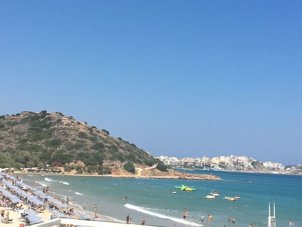 在海灘附近