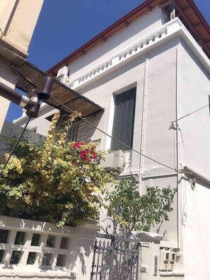 تفاصيل الفندق من الخارج