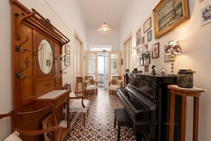 المنشأة من الداخل