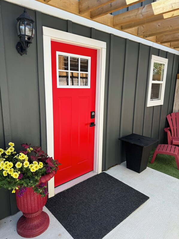 Exterior detail - Romantic guest house in the heart of Niagara wineries (Thorold)