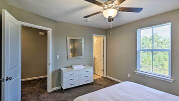 3 bedrooms, iron/ironing board, internet, bed sheets