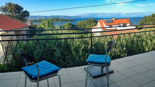 A balcony with two chairs and a view of a mountainous landscape. - The whole Mario's house for rent (Jelsa)