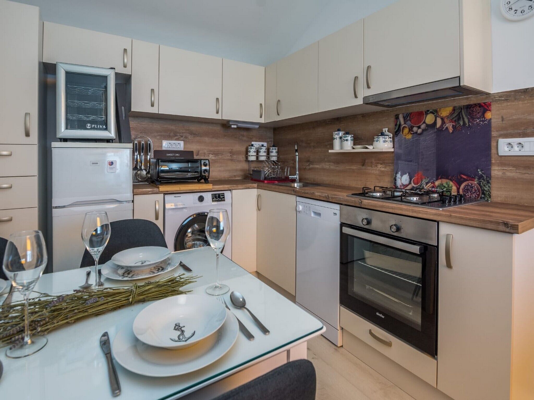 Kühlschrank, Mikrowelle, Ofen, Herdplatte