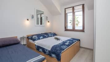 2 bedrooms, iron/ironing board, internet, bed sheets