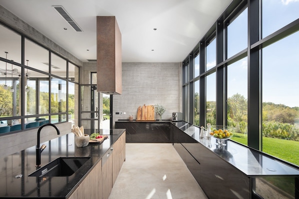 Ofen, Herdplatte, Wasserkocher mit Kaffee-/Teezubehör, Esstisch