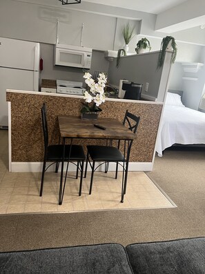 Bureau, fer et planche Ă repasser, Wi-Fi gratuit, draps fournis