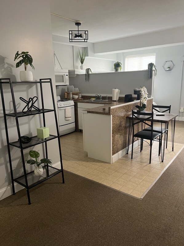 Réfrigérateur, micro-ondes, four, plaque de cuisson