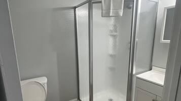 Een douche, een haardroger, handdoeken, zeep