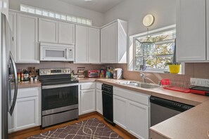 ثلاجة، ميكروويف، فرن، موقد طهي مسطح