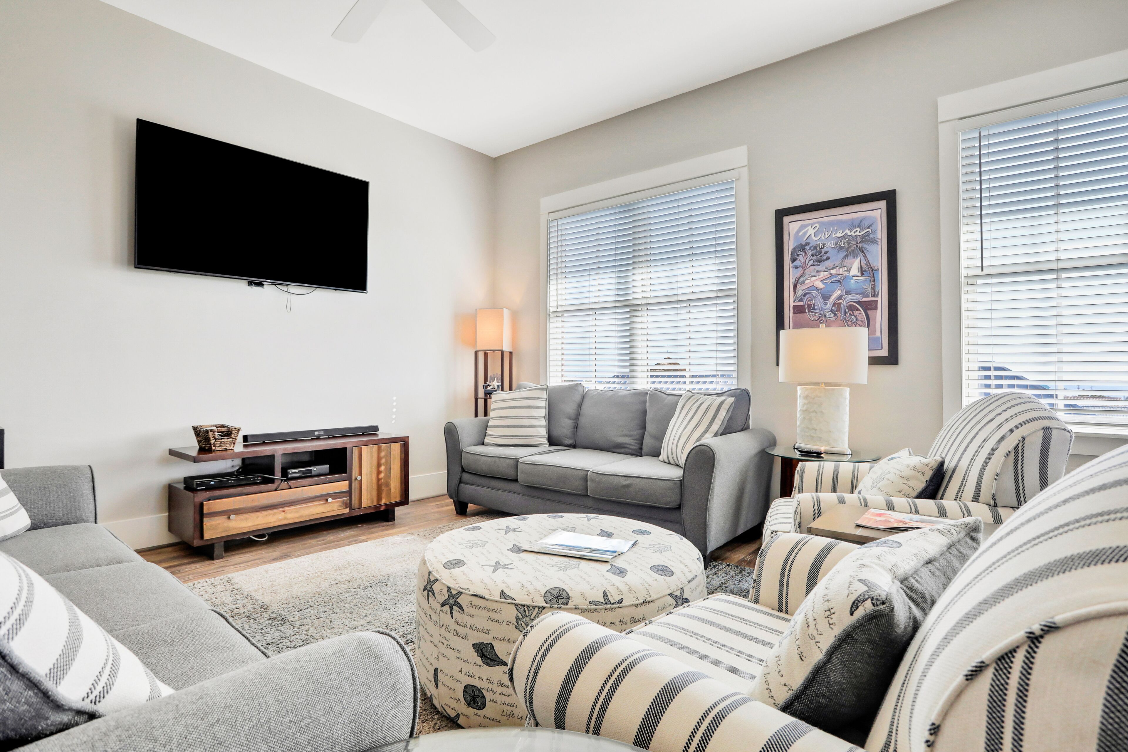 Top-floor retreat 1 block to beach with balcony, W/D, AC, pool & fitness center