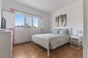 2 bedrooms, iron/ironing board, travel cot, WiFi