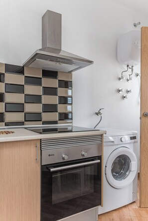 Four à micro-ondes, un four, surface de cuisson, cafetière-théière