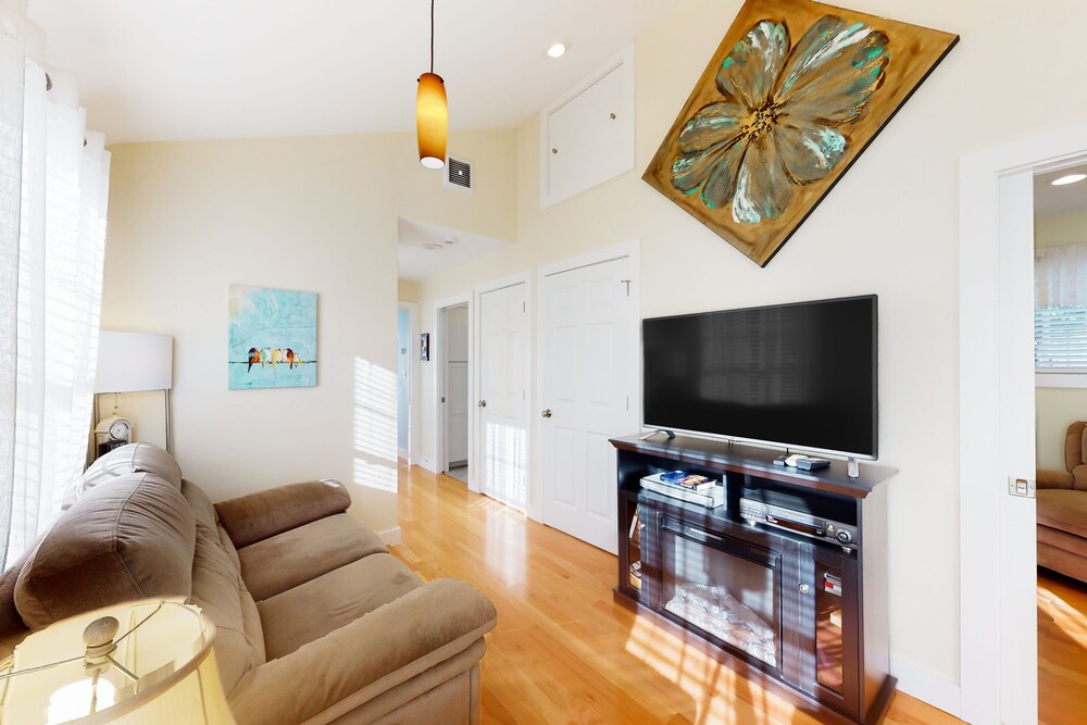 Hospitable house with central AC, washer/dryer, patio, & pool table