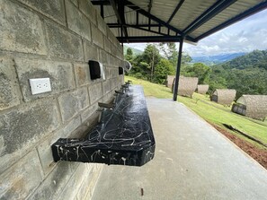 淋浴花灑、毛巾、肥皂、洗髮精