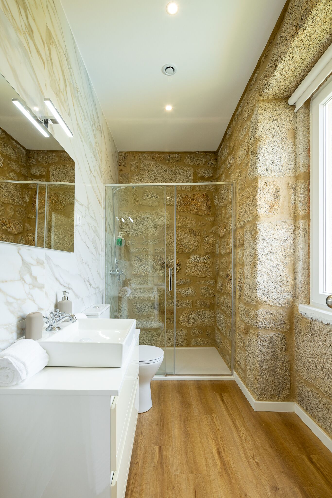 Habitación Deluxe doble | Baño | Ducha, artículos de higiene personal gratuitos y secador de pelo