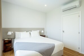 Premium bedding, down duvets, Tempur-Pedic beds, desk - Casa do Desassossego  (Monção)