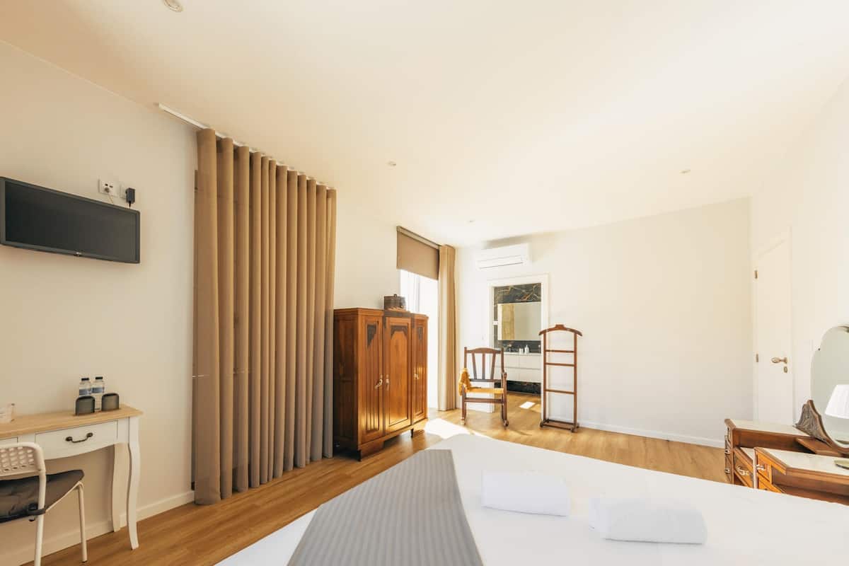 Quarto Duplo Amplo | Peralatan tempat tidur premium, gebar bulu kapas, katil Tempur-Pedic