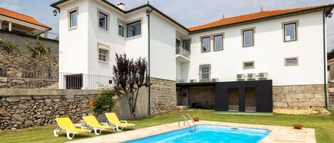 Piscina externa, guarda-sóis, espreguiçadeiras