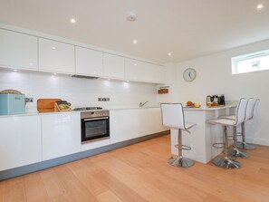 Cottage | Private kitchen | Fridge, dishwasher, electric kettle, toaster