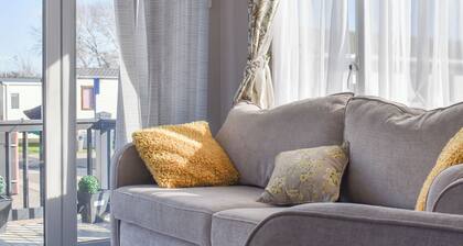 Oh I do like to be beside the seaside.