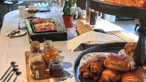 Un bufé de desayuno con diversas opciones de comida, incluyendo pasteles y rellenos.