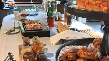 TĂ€gliches groĂes FrĂŒhstĂŒck (14.5 EUR pro Person)