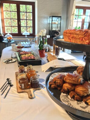 Petit déjeuner complet servi tous les jours en supplément
