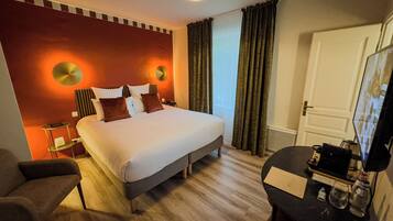 Phòng Deluxe | Bộ đồ giường cao cấp, nệm có lớp đệm bông, két bảo mật tại phòng