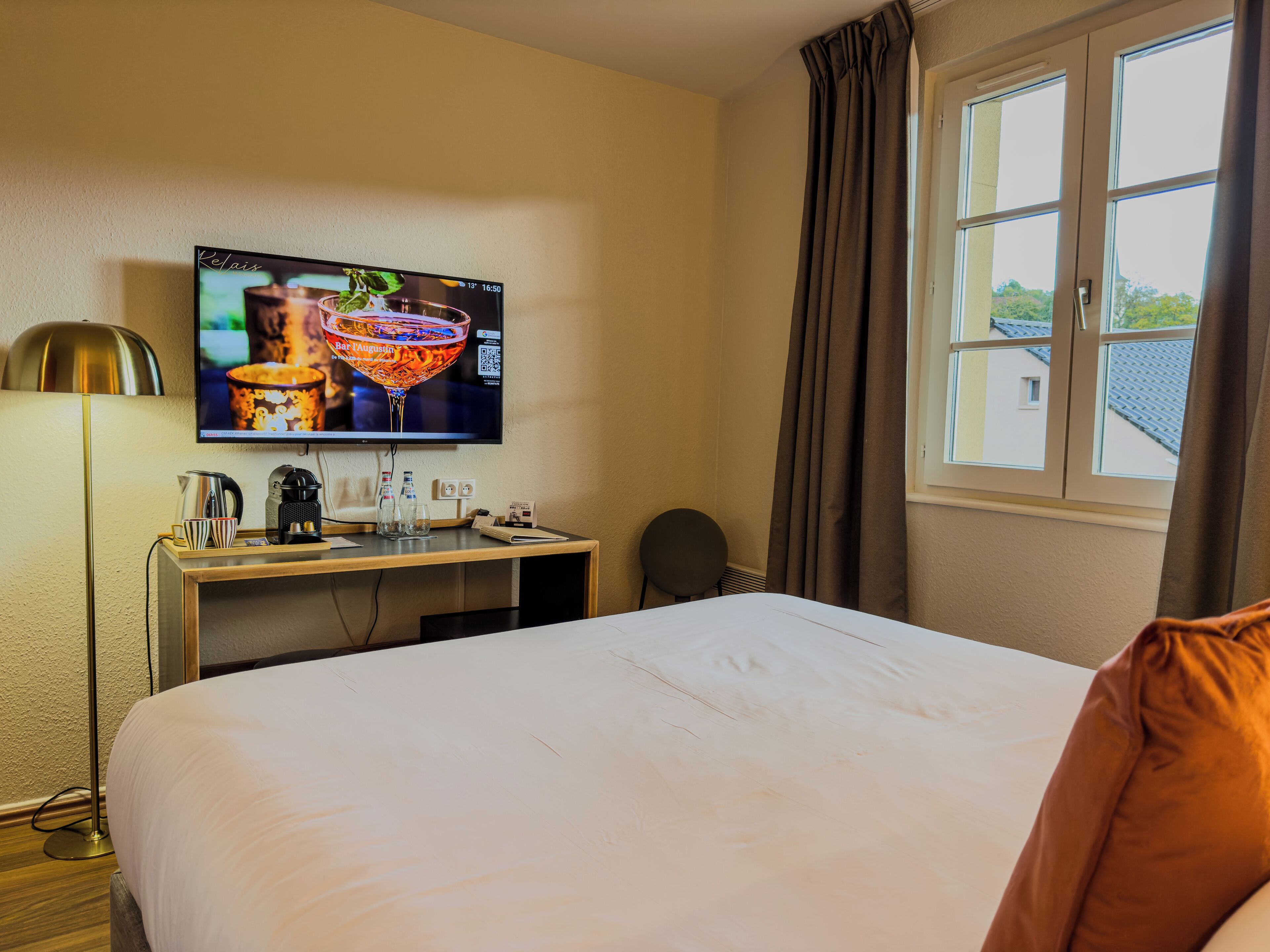 أغطية فراش متميزة وأسرّة بطبقة علوية مريحة وخزنة داخل الغرفة ومكتب