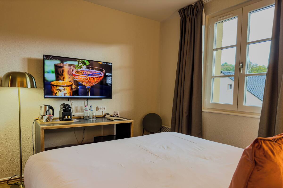 أغطية فراش متميزة وأسرّة بطبقة علوية مريحة وخزنة داخل الغرفة ومكتب