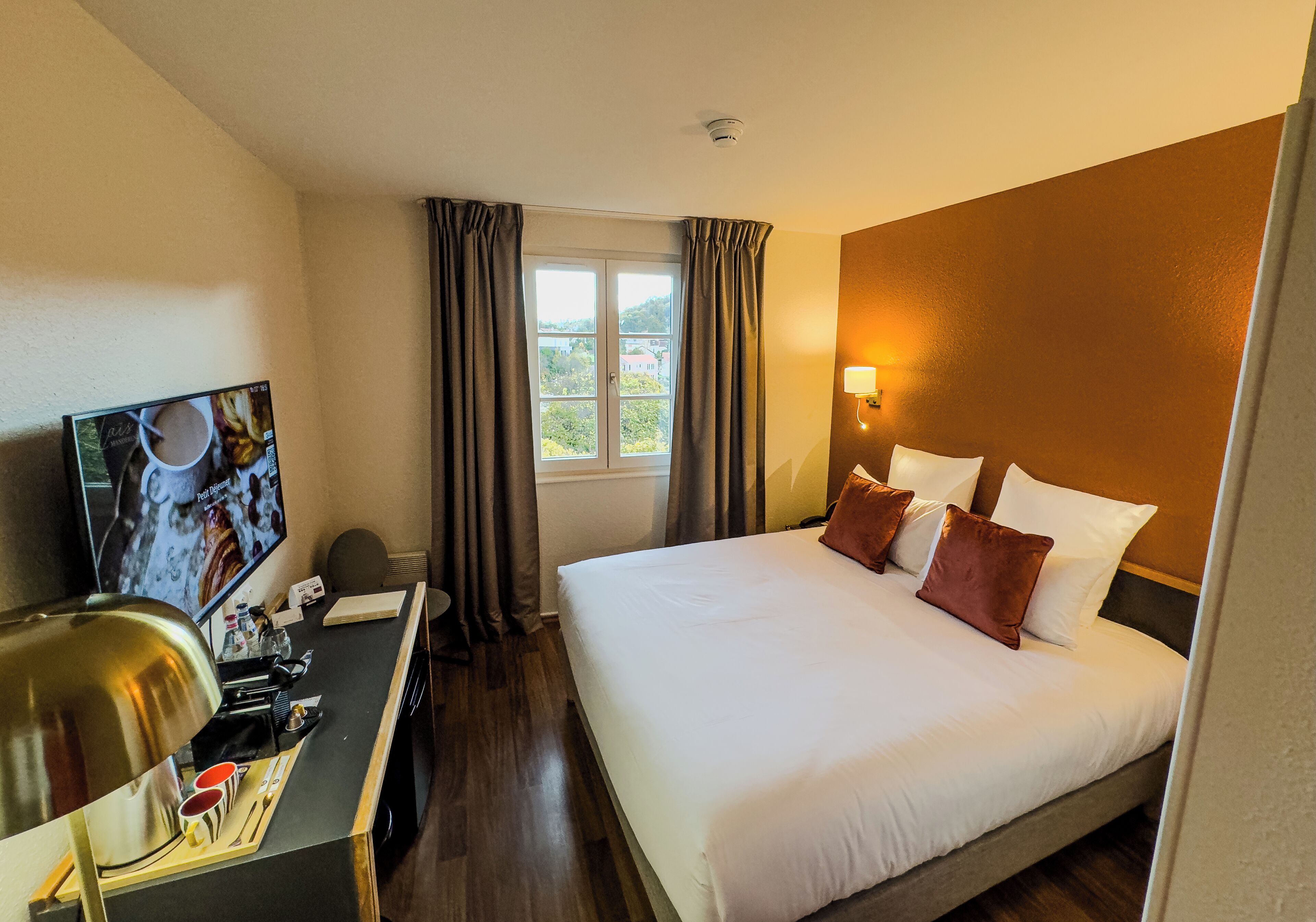 Double Room | Premium bedding, pillow-top beds, in-room safe, desk